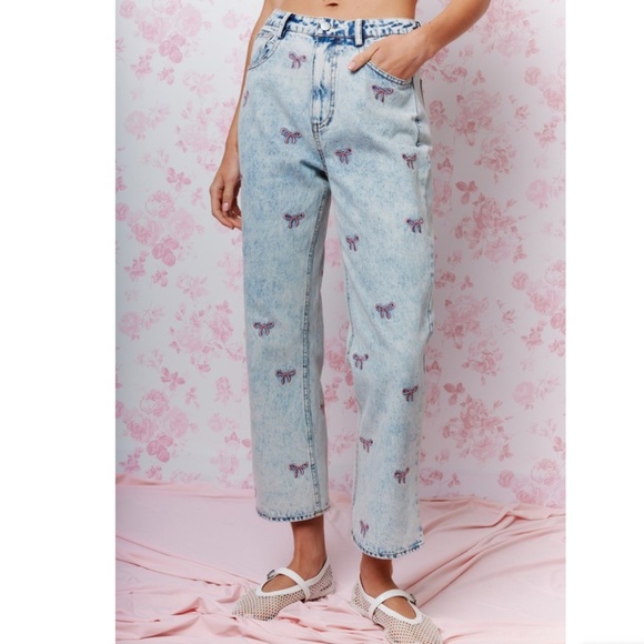 "The Amira" Bow Embroidered Cropped Denim Jeans - Picture 1 of 3